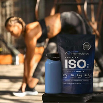 Proteína ISO sabor vainilla de Sin Intermediarios junto a una miembro de la comunidad entrenando