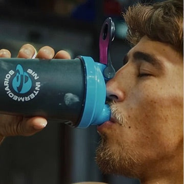 Hombre tomando su batido en un shaker de Sin Intermediarios