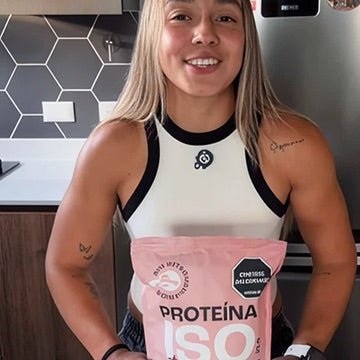 Mujer sosteniendo la Proteína ISO de Sin Intermediarios
