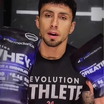 Hombre mostrando la proteína Whey y la creatina de Sin Intermediarios