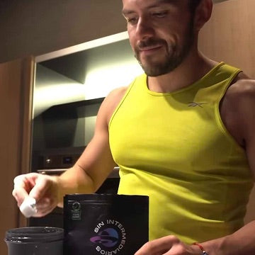 Miembro de la comunidad preparando su batido de proteína Sin Intermediarios en casa