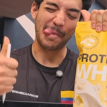 Hombre con la camiseta de Sin Intermediarios mostrando la proteína Whey sabor banano