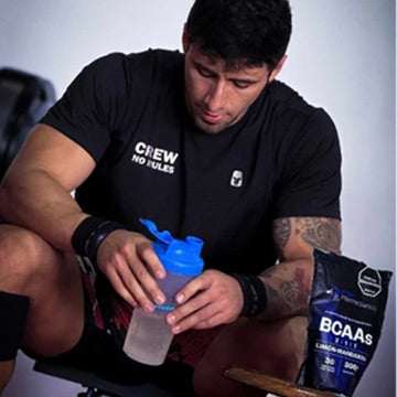 Hombre en el gimnasio con su shaker y los BCAAs de Sin Intermediarios